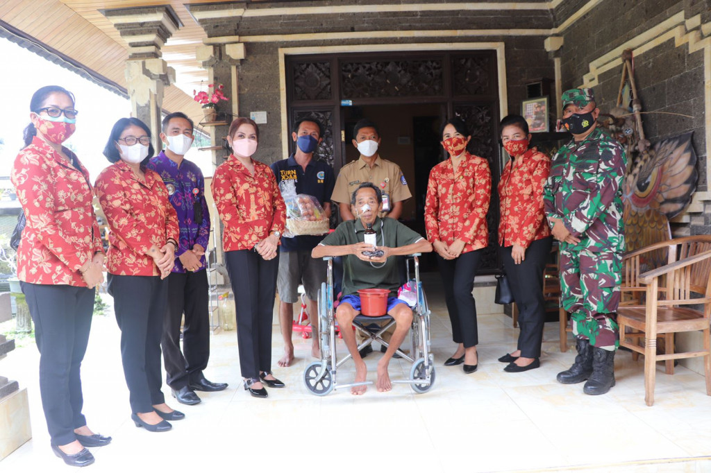 Dalam Rangka HUT KORPRI Ke-50 Tahun 2021, DWP Kabupaten Badung Kunjungi ASN yang Sakit dan Pensiunan ASN